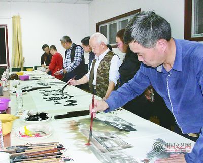 中國(guó)文藝網(wǎng)-感恩慰問元素突出 創(chuàng)作表演入情入戲